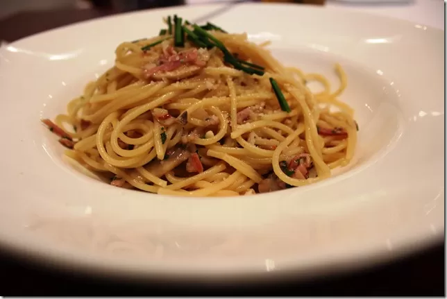 spaghetti aglio olio with barbecue ham